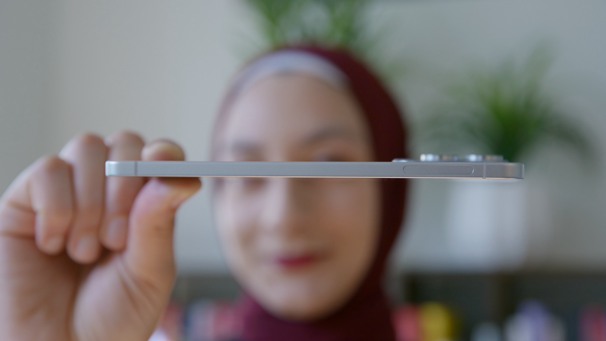 The side of the slim Galaxy S25 Edge in silver